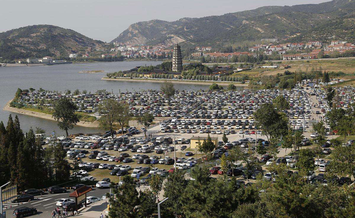 德宏旅游景點停車場